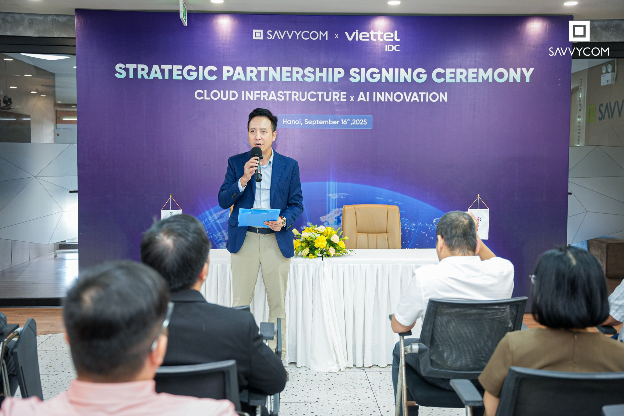 Mr. Nguyễn Quang Hưng, Chief Digital Transformation Officer of Savvycom, delivering a speech remarks at the Strategic Partnership Signing Ceremony with Viettel IDC