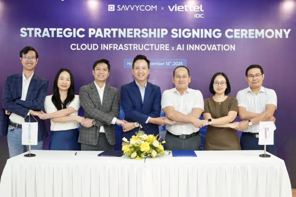 Executives of Savvycom and Viettel IDC posing after the Strategic Partnership Signing Ceremony